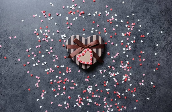 Corazón en forma de caja de regalo del día de San Valentín, plano —  Fotos de Stock