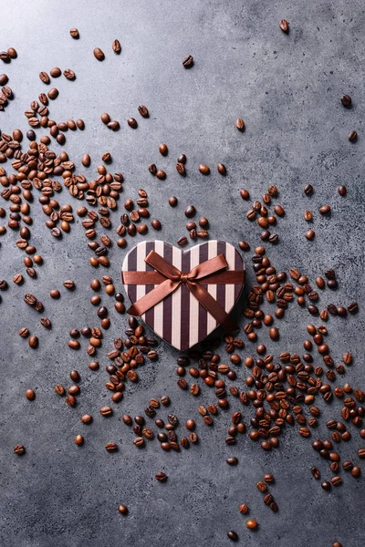 Caja de regalo en forma de corazón con granos de café alrededor —  Fotos de Stock