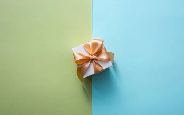 Geschenkbox von oben über zweifarbigem Hintergrund — Stockfoto