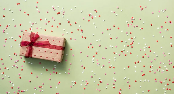 Top view of gift box from among tiny heart shapes — Stock Photo, Image