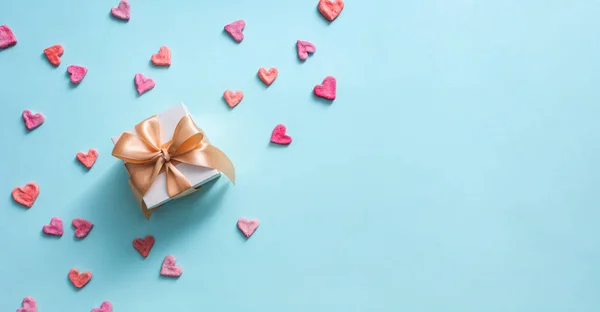 Caja de regalo de arriba entre formas de corazón — Foto de Stock