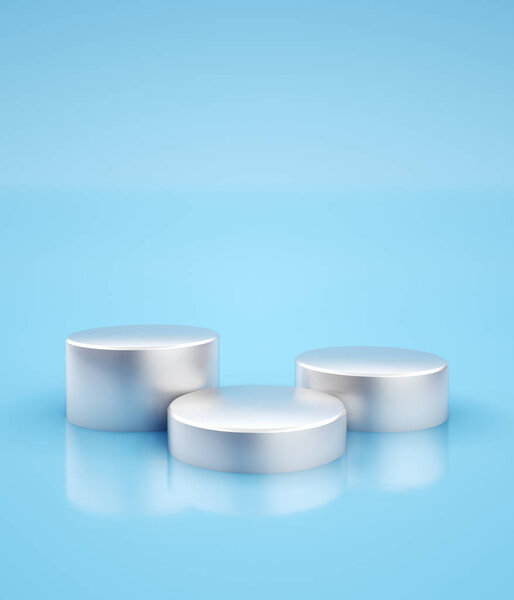 Три серебряных пьедестала на синем фоне студии

