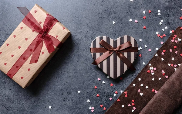 Caixa de presente em forma de coração Dia dos Namorados, flat lay — Fotografia de Stock