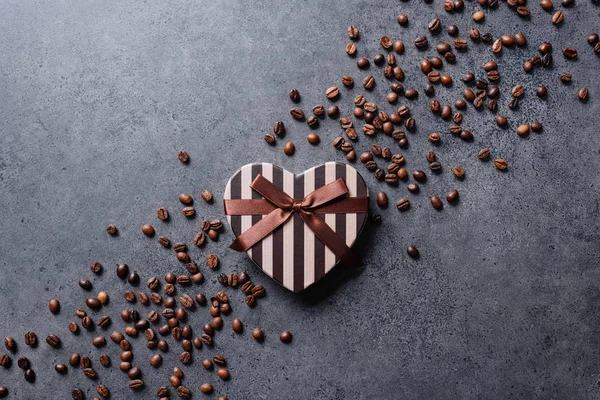 Caja de regalo en forma de corazón con granos de café alrededor —  Fotos de Stock