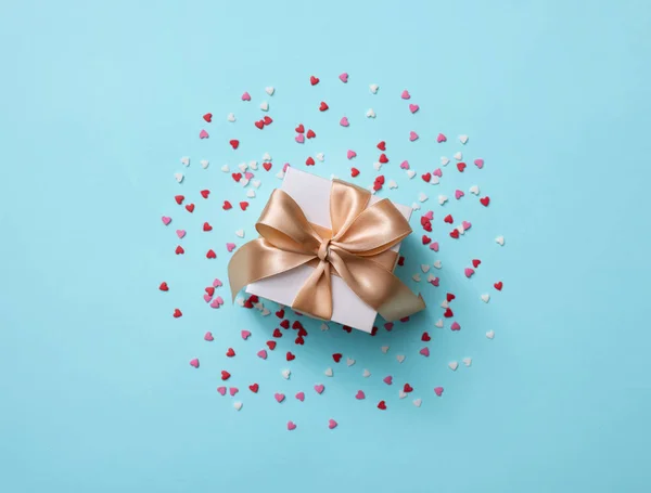 Geschenkbox von oben, inmitten von Herzformen — Stockfoto