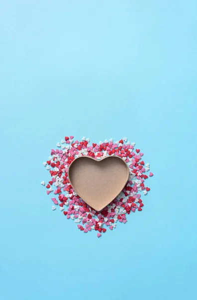 Caja de regalo abierta con diminutos corazones a su alrededor —  Fotos de Stock