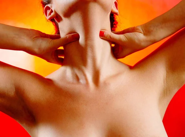 Kadın boyun, el ile boğulma boğaz, boğaz, damar, eller, erkek, kız, yüz — Stok fotoğraf