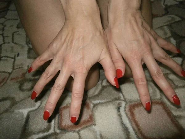 Eller Manikür Tırnak Parmaklar Lehçe Damarlar Kadın Kız Güzel — Stok fotoğraf