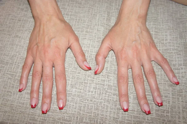Gyönyörű női kéz manikűr köröm ujjak lengyel vénák nő lányok — Stock Fotó