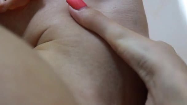 Flicka Nacke Massage Med Olja — Stockvideo