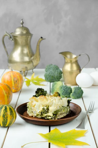 Healthy cabbage casserole at wooden table, still life — Stock fotografie