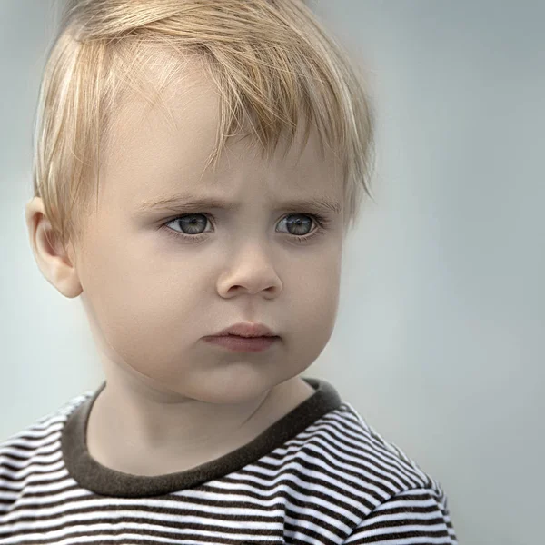 Le portrait d'un petit garçon blond pensant Images De Stock Libres De Droits