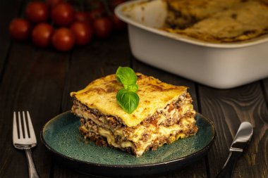 Klasik İtalyan lazanyası. Tabakta, ahşap masa, sağlıklı yemek.