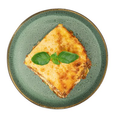 Klasik İtalyan lazanyası yukarıdan beyaza izole edilmiş, sağlıklı yiyecekler.