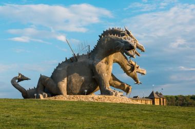 üç başlı bir ejderha ile manzara