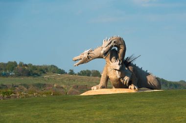 üç başlı bir ejderha ile manzara