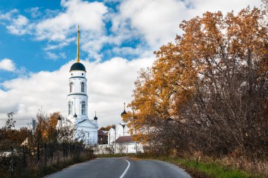 Bir kilise ile dağlık manzara