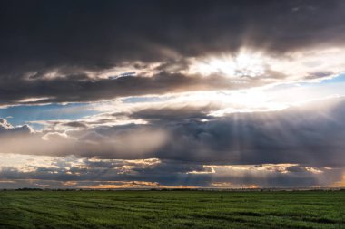 Bulutların arasından gün ışığı