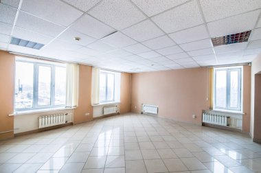 boş bir ofis alanı ile büyük pencereler