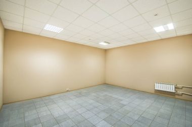 boş bir ofis alanı ile büyük pencereler