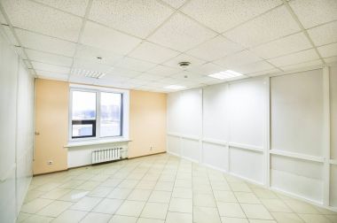 boş bir ofis alanı ile büyük pencereler