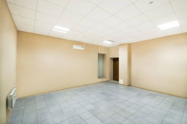 boş bir ofis alanı ile büyük pencereler