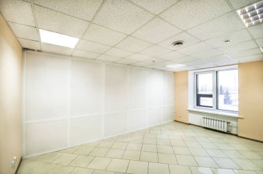 boş bir ofis alanı ile büyük pencereler