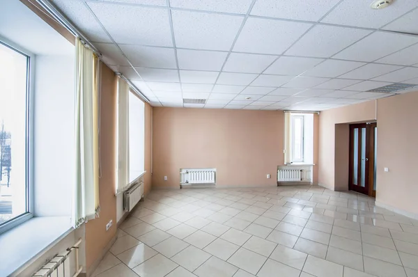 boş bir ofis alanı ile büyük pencereler