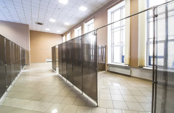 boş bir ofis alanı ile büyük pencereler