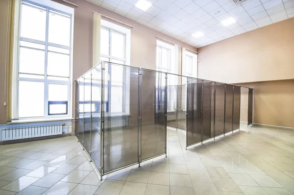 boş bir ofis alanı ile büyük pencereler