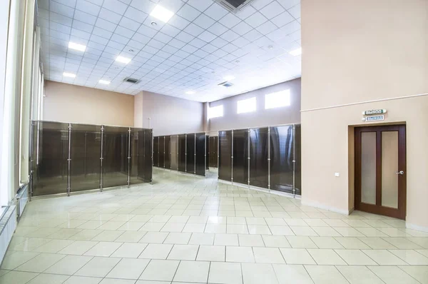 boş bir ofis alanı ile büyük pencereler