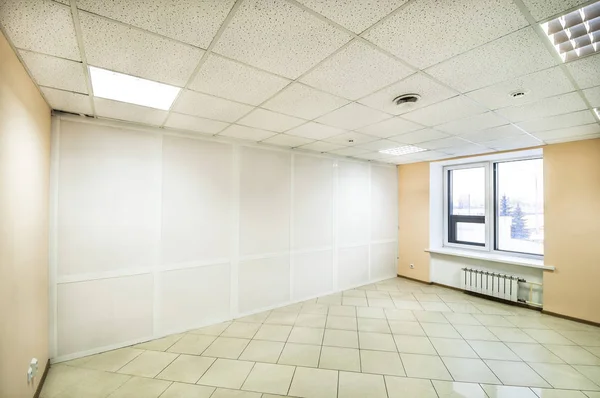 boş bir ofis alanı ile büyük pencereler