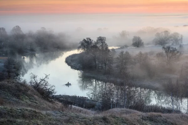 日の出の霧 霧の中の木霧の中の森川の上の霧 霧の朝だロシアの霧朝 霧と朝の霜秋の朝 ボートの上の漁師 — ストック写真