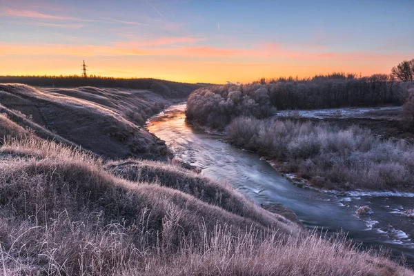草の上の朝の霜 冷たい川の朝の新鮮さ丘の上の霜 木の上の霜 川のしきい値 ジューシードーン色 秋の霜 川の氷 — ストック写真