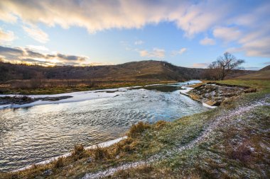Vorgol, Vorgolsky kayaları, Dace, Elets, Lipetsk bölgesi, Rus doğası. İlk kar. Donmuş yeşil çimen.