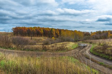 Nehirli sonbahar manzarası. Sarı yapraklar, nehir, sonbahar ormanı, tepeler, sonbahar, Eylül, Ekim. Sonbaharda Rus manzarası. Rusya 'da sonbahar. Güneşli sonbahar günü. Sonbahar havası. Doğada dinlenme.