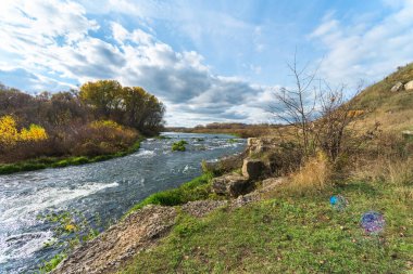 Nehirli sonbahar manzarası. Sarı yapraklar, nehir, sonbahar ormanı, tepeler, sonbahar, Eylül, Ekim. Sonbaharda Rus manzarası. Rusya 'da sonbahar. Güneşli sonbahar günü. Sonbahar havası. Doğada dinlenme.