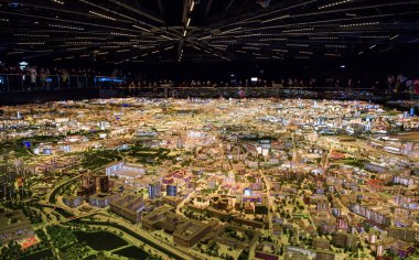 Moskova yerleşimi. Moskova. Minyatürde Şenlikli Moskova. Başkentte Yeni Yıl. Yeni Yıl modası, gece havası. Moskova sokakları. Yeni yıl dekorasyonu. Şehir uyumuyor.Arka plan, ışıklar, ışıklar, çelenkler..