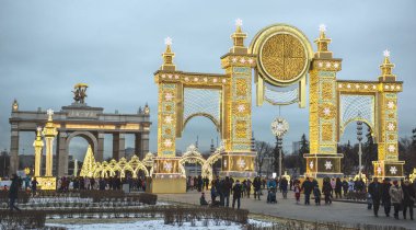 Moskova yerleşimi. Moskova. Minyatürde Şenlikli Moskova. Başkentte Yeni Yıl. Yeni Yıl modası, gece havası. Moskova sokakları. Yeni yıl dekorasyonu. Şehir uyumuyor.Arka plan, ışıklar, ışıklar, çelenkler..