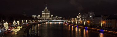 Şenlikli Moskova. Başkentte yeni yıl havası, gece kenti, Moskova sokakları, yeni yıl dekorasyonu. Şehir uyumaz. Işıklar, ışıklar, ışıklar, çelenkler. Yeni yıl hediyeleri.