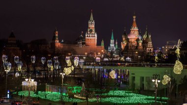 Şenlikli Moskova. Başkentte yeni yıl havası, gece kenti, Moskova sokakları, yeni yıl dekorasyonu. Şehir uyumaz. Işıklar, ışıklar, ışıklar, çelenkler. Yeni yıl hediyeleri.