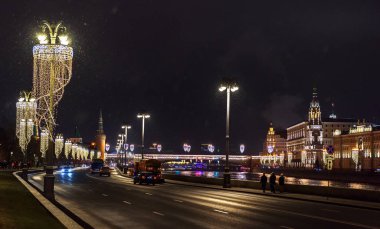 Şenlikli Moskova. Başkentte yeni yıl havası, gece kenti, Moskova sokakları, yeni yıl dekorasyonu. Şehir uyumaz. Işıklar, ışıklar, ışıklar, çelenkler. Yeni yıl hediyeleri.