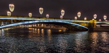 Şenlikli Moskova. Başkentte yeni yıl havası, gece kenti, Moskova sokakları, yeni yıl dekorasyonu. Şehir uyumaz. Işıklar, ışıklar, ışıklar, çelenkler. Yeni yıl hediyeleri.