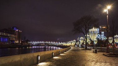 Şenlikli Moskova. Başkentte yeni yıl havası, gece kenti, Moskova sokakları, yeni yıl dekorasyonu. Şehir uyumaz. Işıklar, ışıklar, ışıklar, çelenkler. Yeni yıl hediyeleri.
