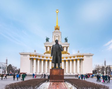 Moskova düzeni... başkentte yeni yıl dekorasyonu. Yeni yıl dekorasyonu. Şehir uyumuyor.Festivaller. 80 yıllık sergi Vdnh.Coat sütunları. Ussr.Moskova turnuva armaları. Kültür mirası. Popüler yer. Müze..