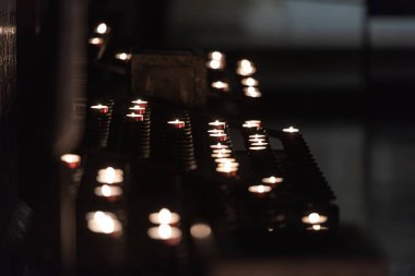 St. Stephen Katedrali içeriden. Budapeşte. Kilise mumları..