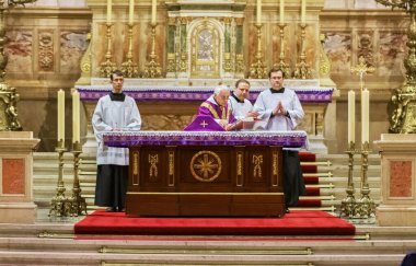 St. Stephen Katedrali içeriden yönetiliyor..