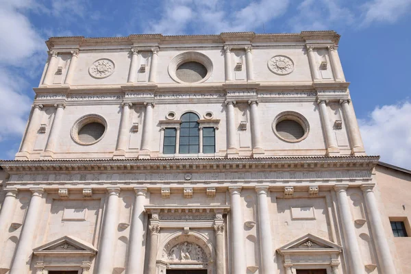 San bernardino basilika fassade l 'aquila abruzzo italien — Stockfoto