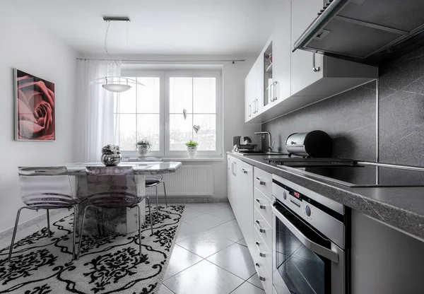 Cozinha Atualmente Casa Com Estilo Clássico Decorado Branco Com Acessórios — Fotografia de Stock