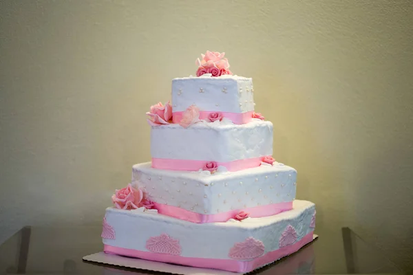 Tort weselny piętrowy kwadratowy biały i różowy — Zdjęcie stockowe